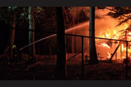 Schuur met rieten dak volledig uitgebrand in Doornspijk, flinke explosie tijdens brand