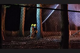 Schuur met rieten dak volledig uitgebrand in Doornspijk, flinke explosie tijdens brand