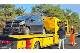 Auto botst twee keer tegen vangrail op A28 bij Doornspijk