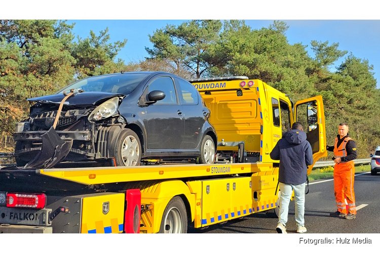 Auto botst twee keer tegen vangrail op A28 bij Doornspijk