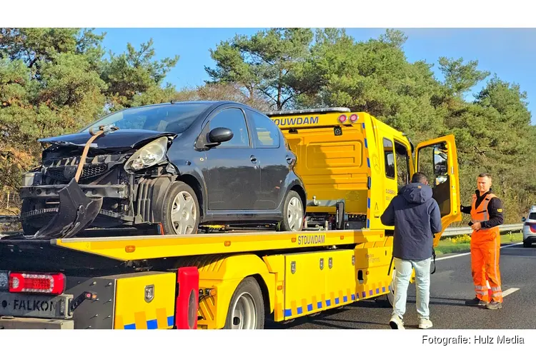 Auto botst twee keer tegen vangrail op A28 bij Doornspijk