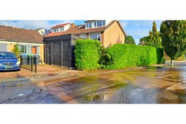 Waterleiding springt twee keer in korte tijd: sinkhole ontstaat in Elburg