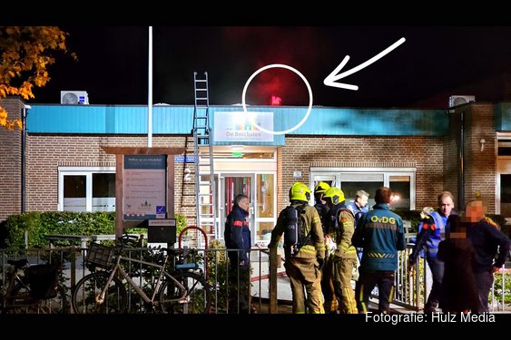 Omstanders zien rook en vlammen bij school De Borchstee in Elburg, maar brandweer hoeft niet te blussen