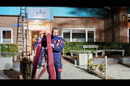 Omstanders zien rook en vlammen bij school De Borchstee in Elburg, maar brandweer hoeft niet te blussen