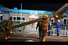 Omstanders zien rook en vlammen bij school De Borchstee in Elburg, maar brandweer hoeft niet te blussen