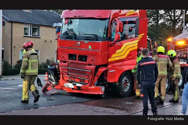 Vrachtwagen ramt boom en hekwerk bij school in Elburg, kinderen komen met schrik vrij