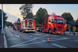 Vrachtwagen ramt boom en hekwerk bij school in Elburg, kinderen komen met schrik vrij