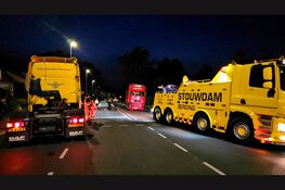 Vrachtwagen ramt boom en hekwerk bij school in Elburg, kinderen komen met schrik vrij