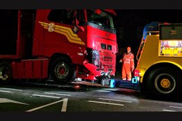 Vrachtwagen ramt boom en hekwerk bij school in Elburg, kinderen komen met schrik vrij