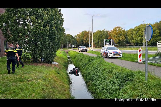 Man met scootmobiel belandt in water langs fietspad op ’t Harde