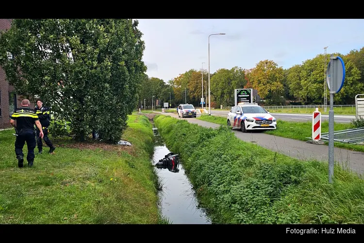 Man met scootmobiel belandt in water langs fietspad op ’t Harde