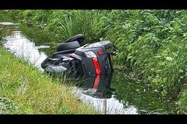 Man met scootmobiel belandt in water langs fietspad op ’t Harde