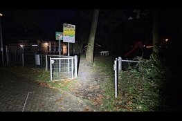 Jongetje richt vernielingen aan op schoolplein aan de Oosterlaan in Nunspeet