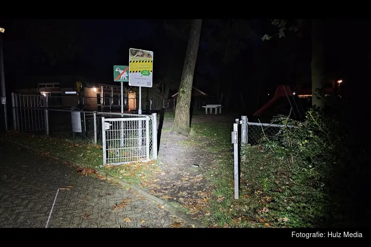 Jongetje richt vernielingen aan op schoolplein aan de Oosterlaan in Nunspeet