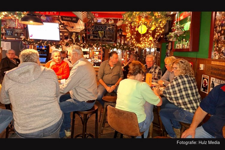 Tien teams strijden om de winst tijdens streektaalpubquiz in Nunspeet