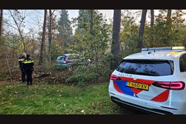 Auto zwaar beschadigd na eenzijdig ongeval op kruising in Elspeet