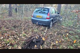 Auto zwaar beschadigd na eenzijdig ongeval op kruising in Elspeet