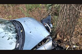 Auto zwaar beschadigd na eenzijdig ongeval op kruising in Elspeet