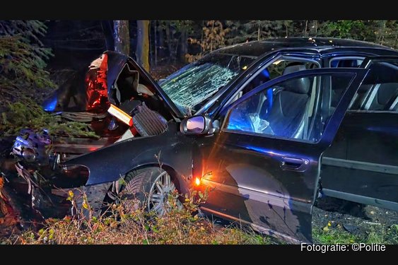 Drie gewonden na forse botsing tegen boom