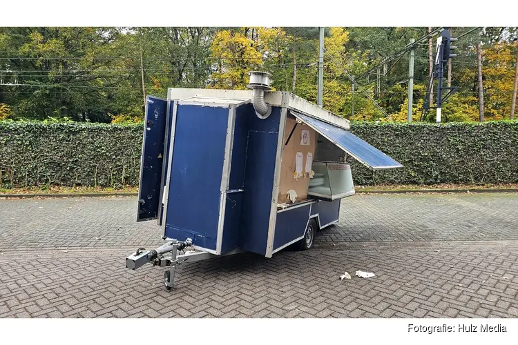 Loempiakraam volledig vernield op parkeerplaats bij station Nunspeet